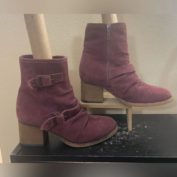 Bearpaw Amethyst Wine Suede Boots Stacked Heel Moto Stud Accents Boho Size 9 - Picture 1 of 11